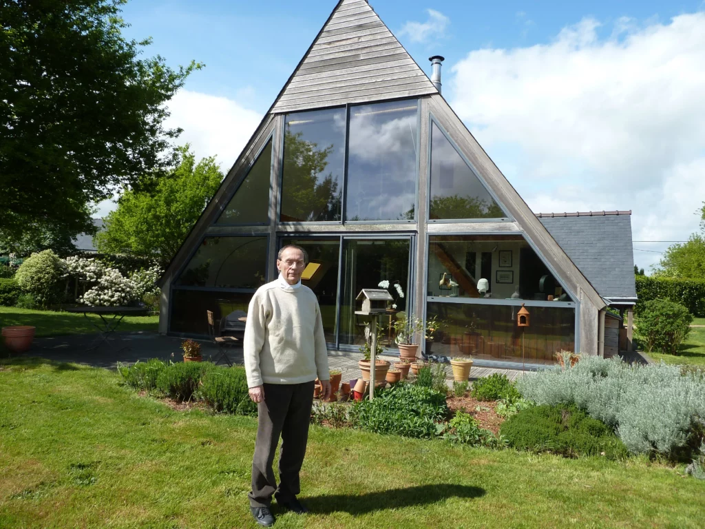 Francis Le Bris, spécialiste dans la conception de maisons bioclimatiques et écologiques, voir à énergie positive ou même autonomes.